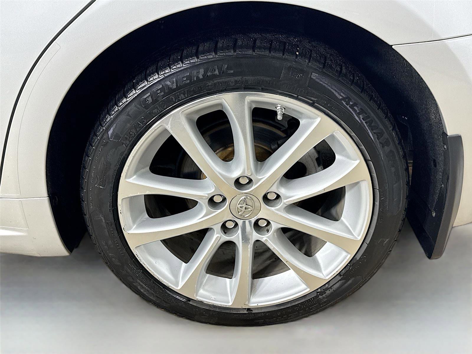 Used 2013 Toyota Avalon Limited w/ Technology Pkg FWD image 31