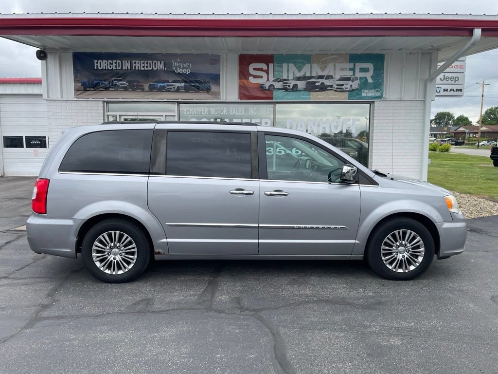 Used 2013 Chrysler Town & Country Touring-L w/ Driver Convenience Group FWD image 8