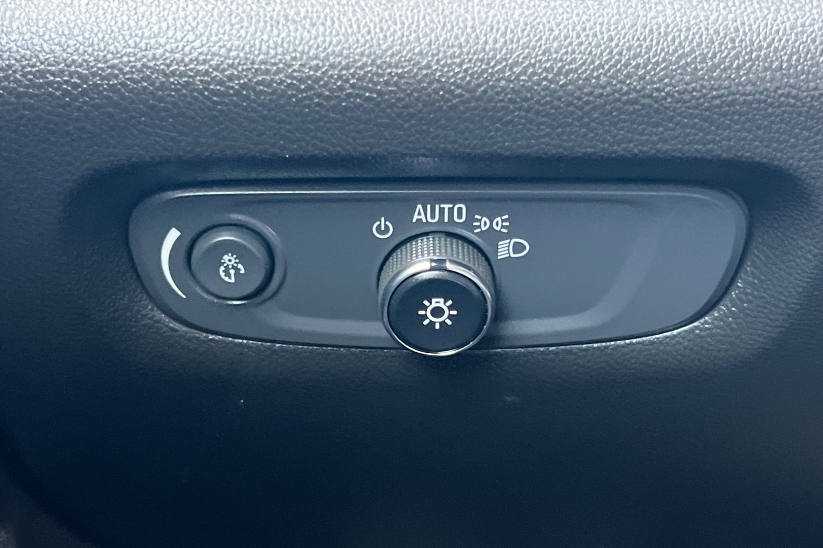 Used 2023 Chevrolet Traverse RS image 38