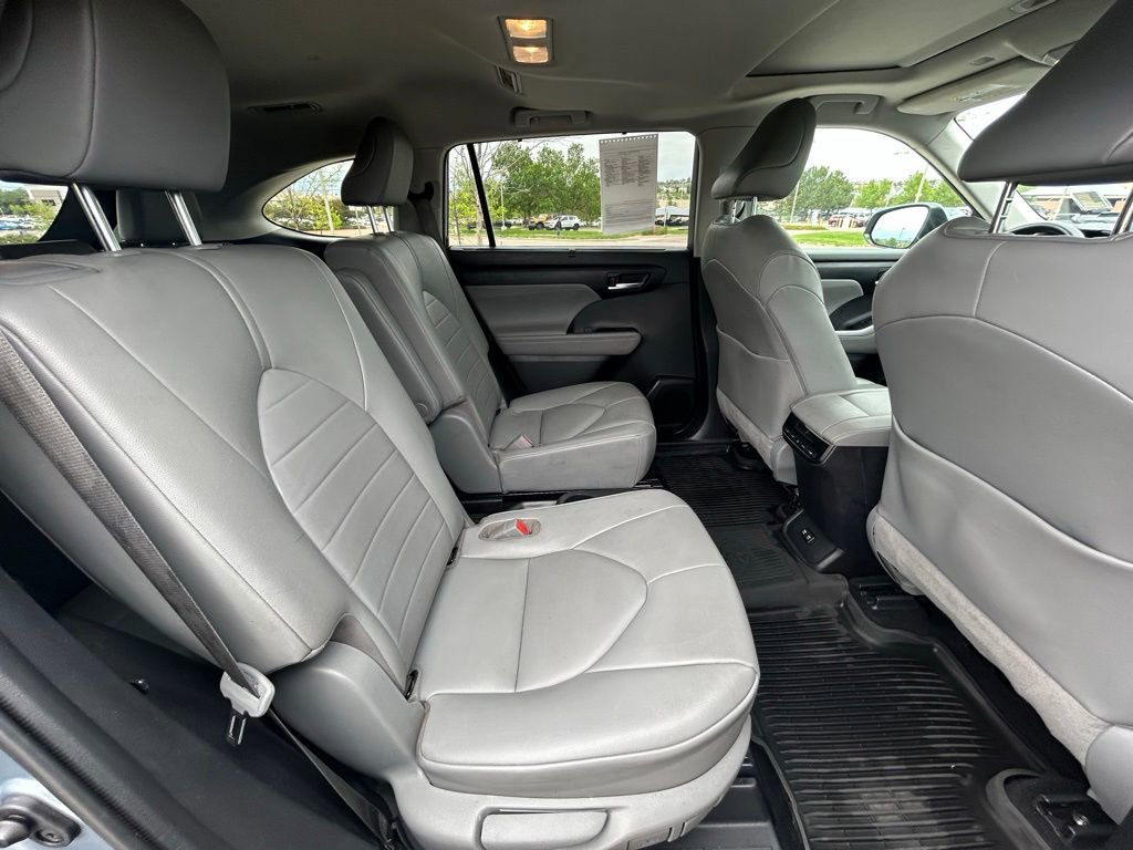 Used 2020 Toyota Highlander XLE AWD/4WD image 30