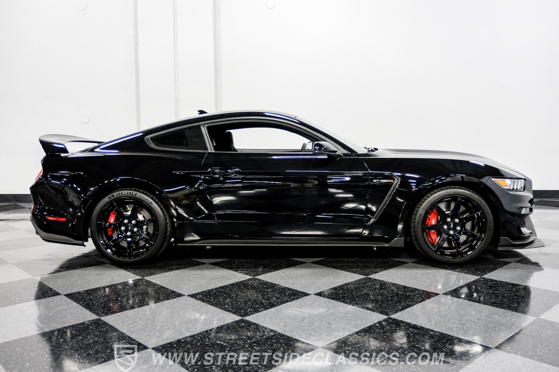 Used 2020 Ford Mustang Shelby GT350R w/ GT350R Equipment Group 920A RWD image 14