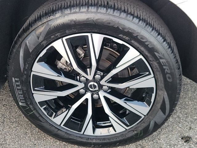Certified 2025 Volvo XC60 B5 Plus image 33