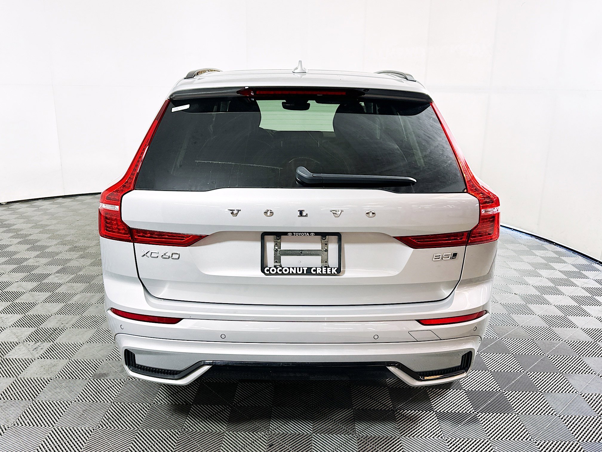 Used 2024 Volvo XC60 B5 Plus image 4