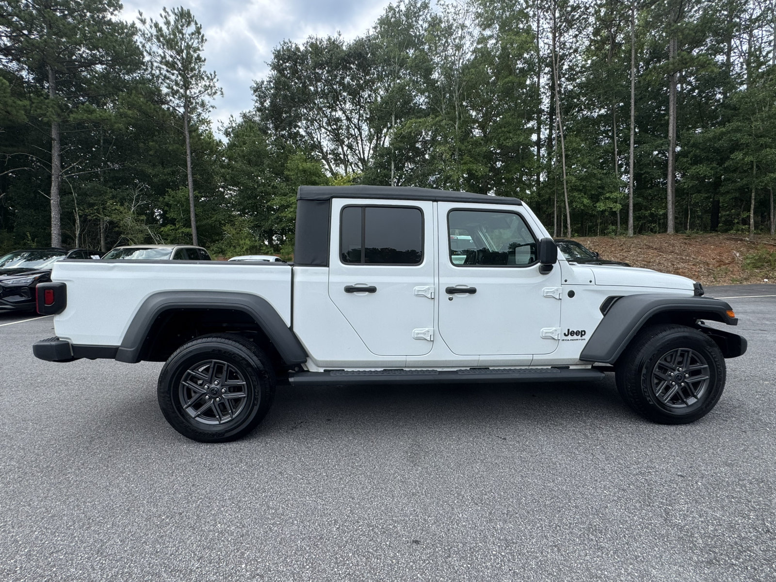 Used 2025 Jeep Gladiator Sport AWD/4WD image 4