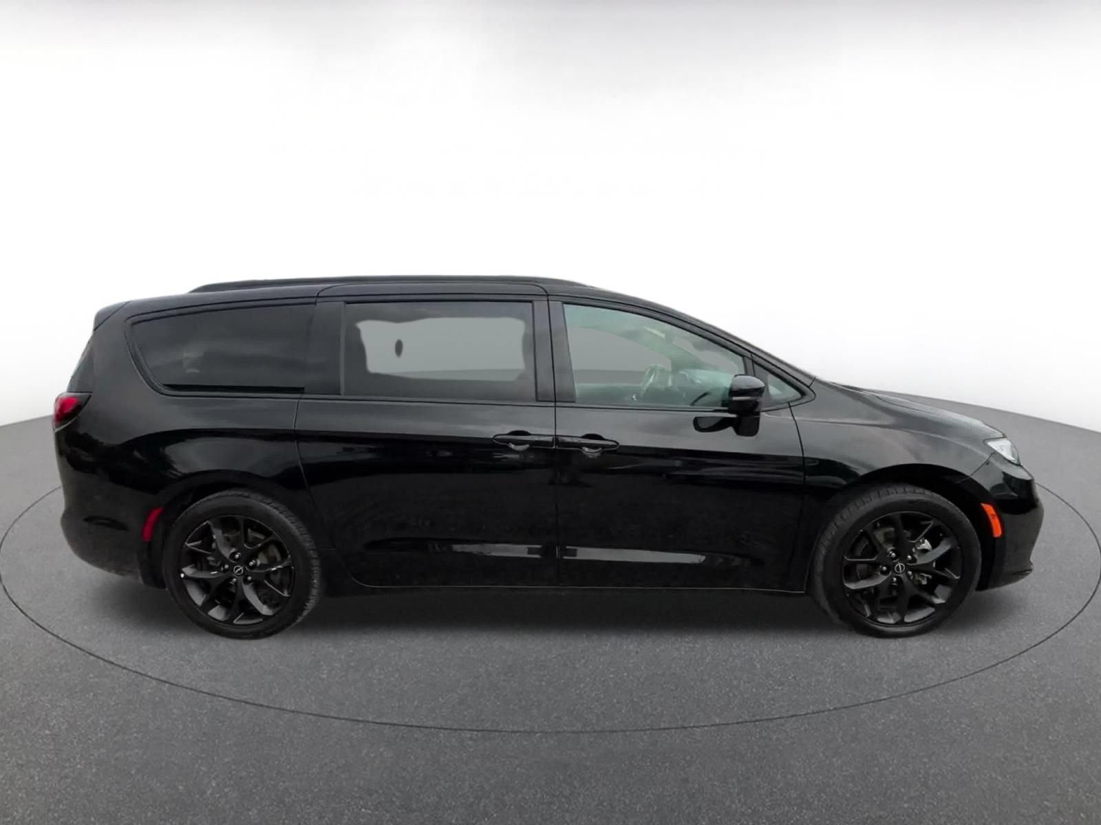 Used 2025 Chrysler Pacifica Limited FWD image 15