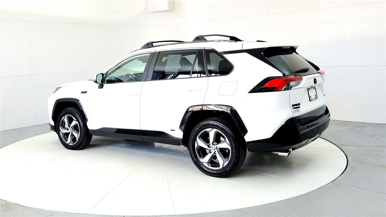 Used 2024 Toyota RAV4 SE w/ Weather & Moonroof Package image 4