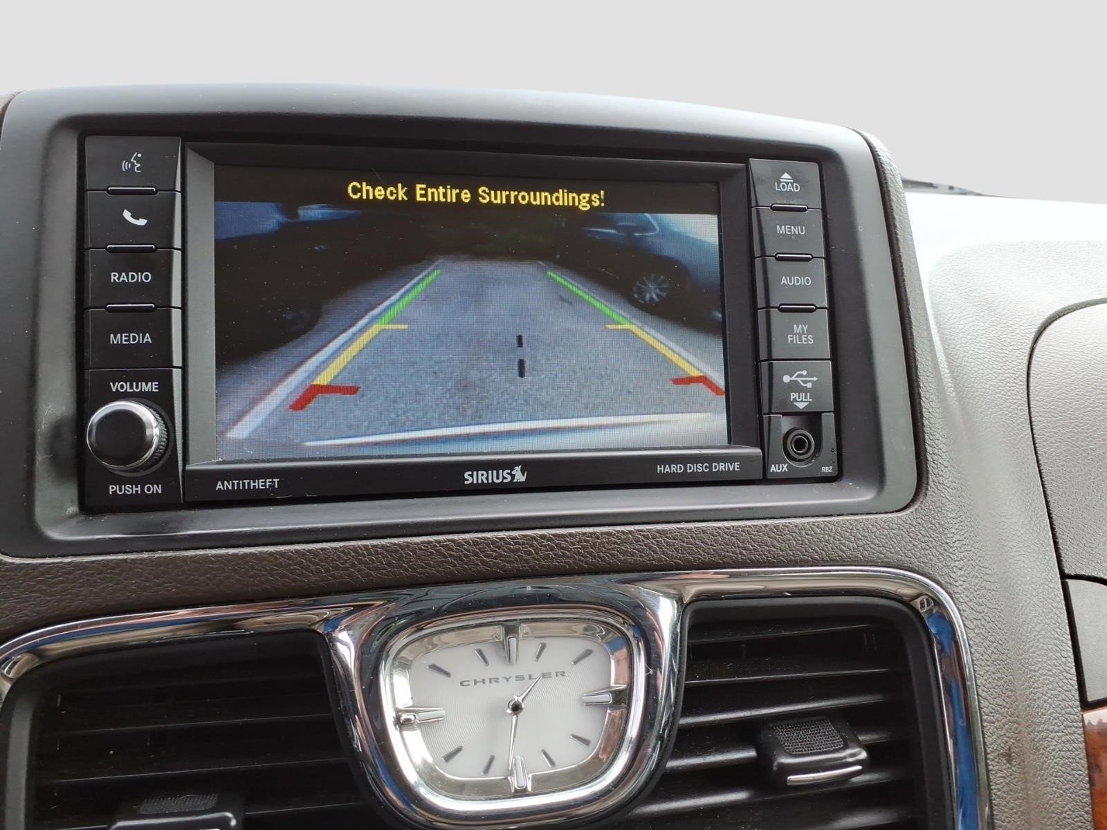 Used 2015 Chrysler Town & Country Touring FWD image 18