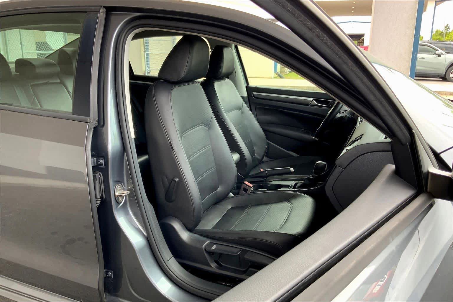 Used 2018 Volkswagen Passat 2.0T R-Line image 9