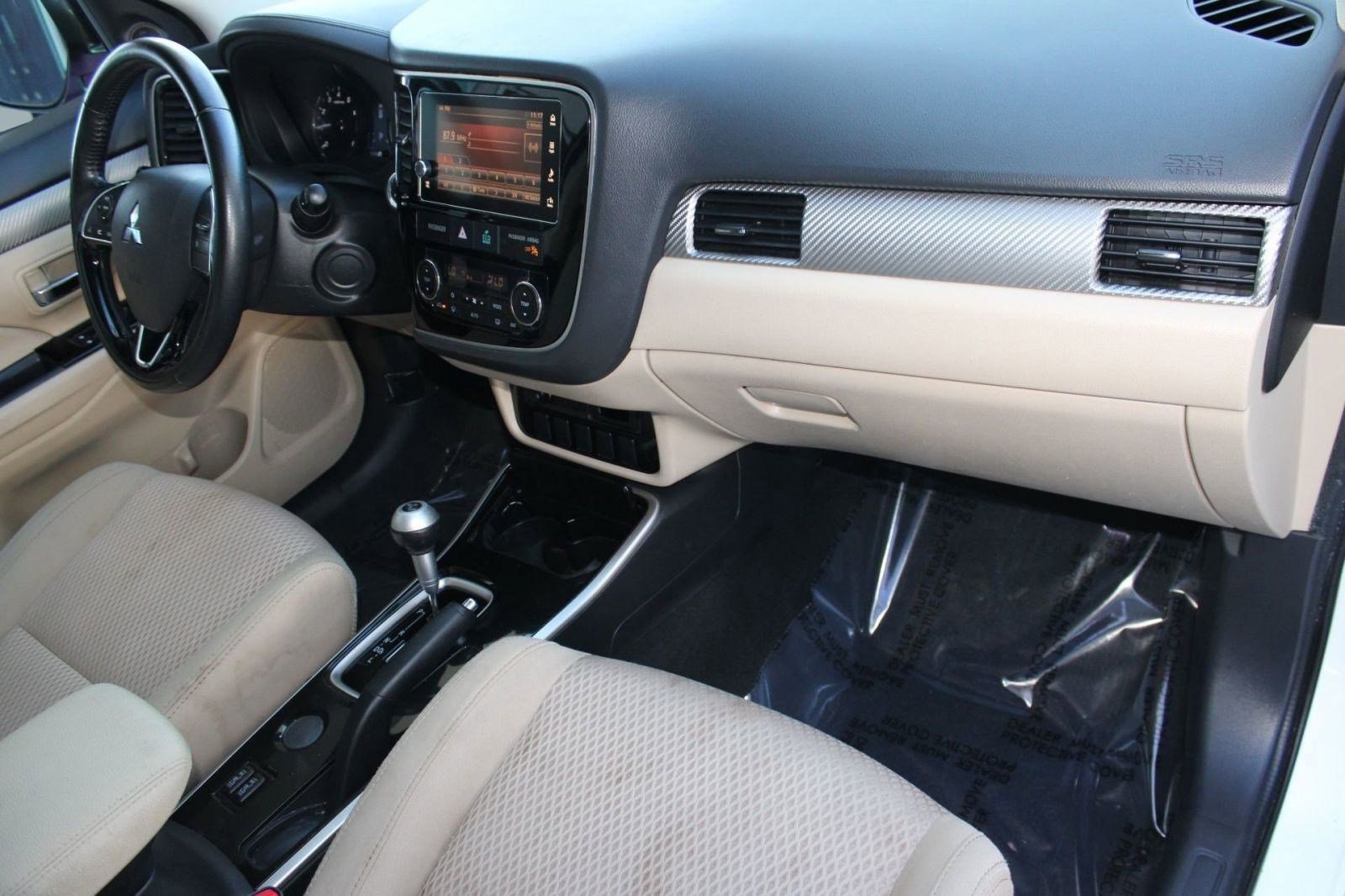 Used 2017 Mitsubishi Outlander SE image 32