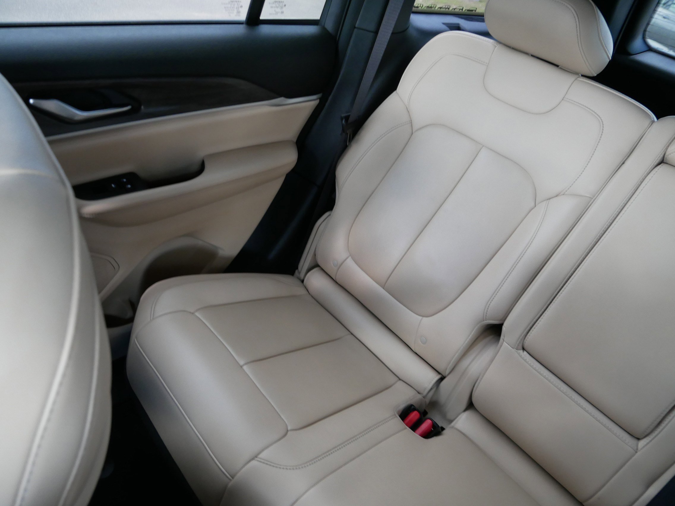 Used 2023 Jeep Grand Cherokee Limited w/ MOPAR Finishing Package AWD/4WD image 12