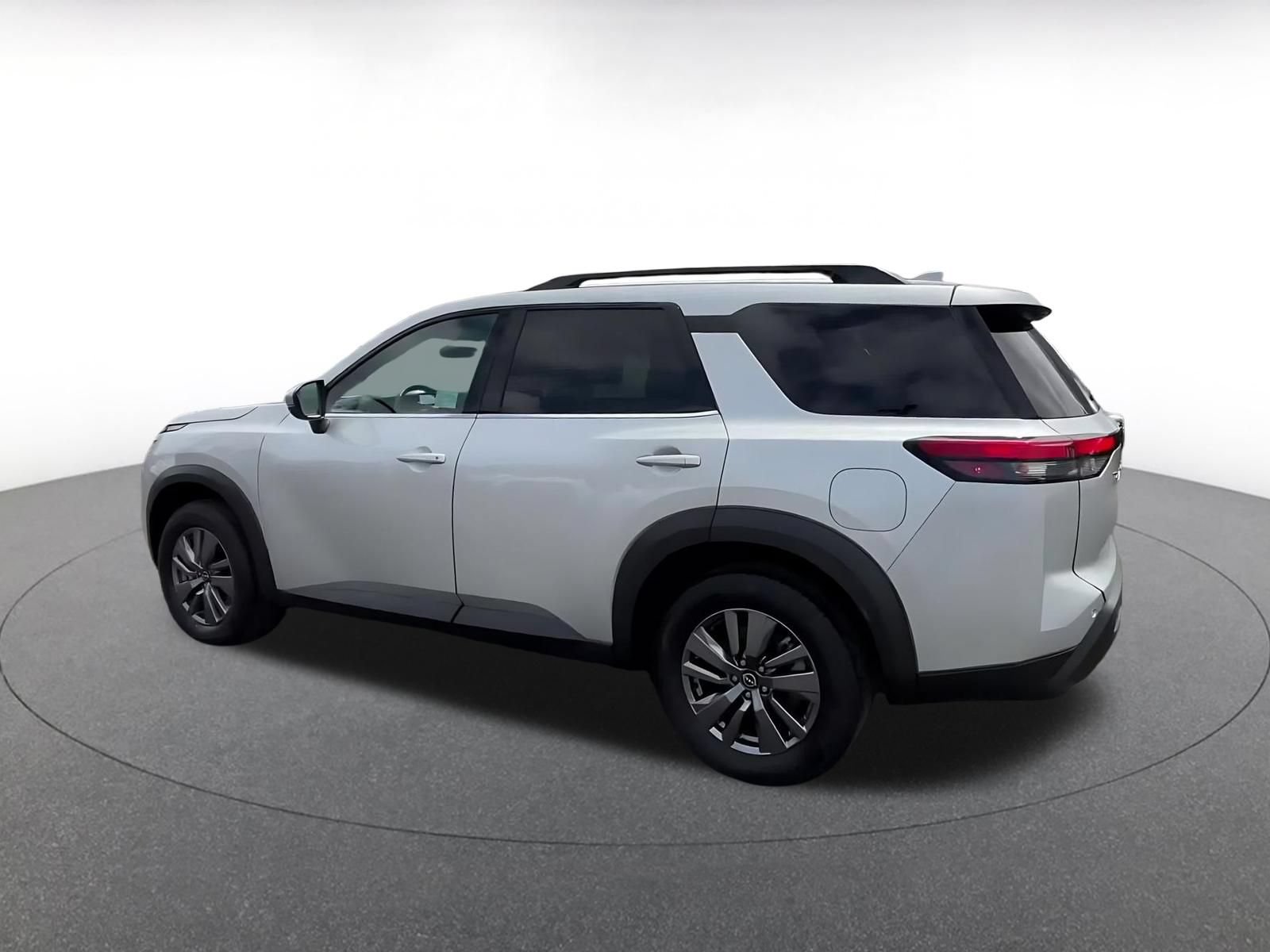 Used 2025 Nissan Pathfinder SV FWD image 10
