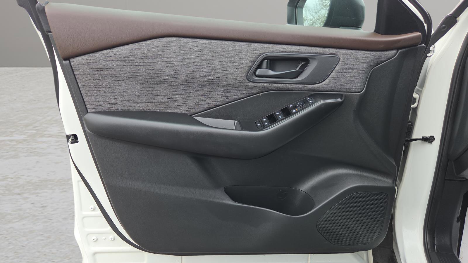 Used 2023 Nissan Rogue S FWD image 24