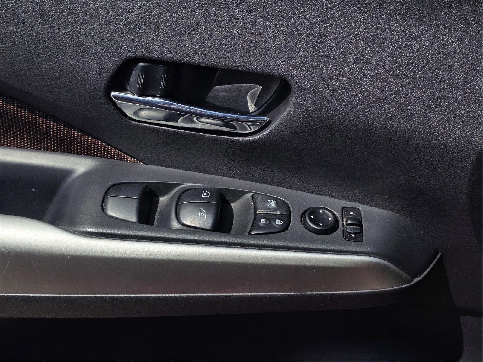 Used 2020 Nissan Kicks SR w/ Exterior Package FWD image 13
