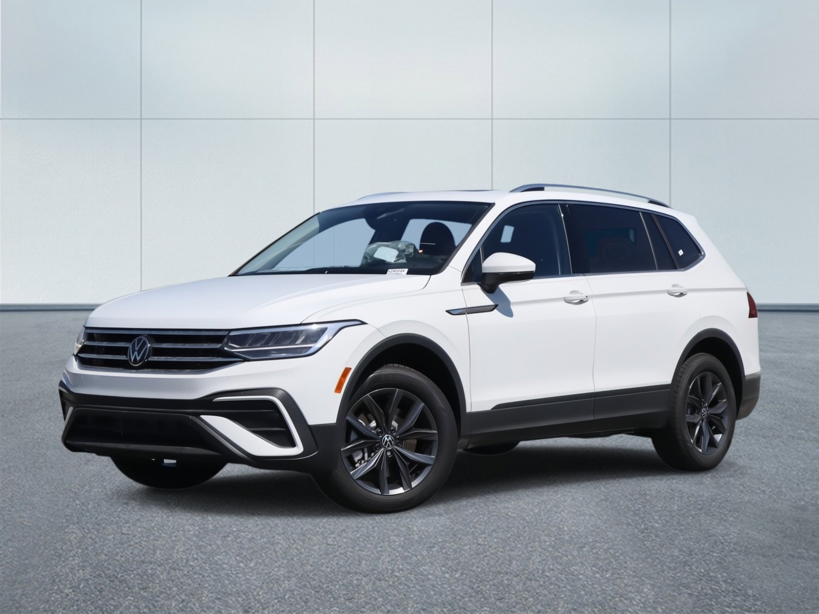 New 2024 Volkswagen Tiguan SE w/ Panoramic Sunroof Package