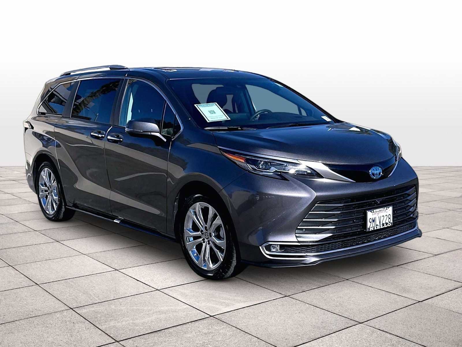 Used 2024 Toyota Sienna Platinum FWD image 2