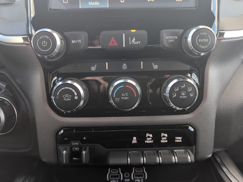 New 2025 RAM 1500 4x4 Crew Cab image 32