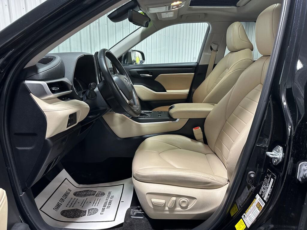 Used 2023 Toyota Highlander XLE AWD/4WD image 9