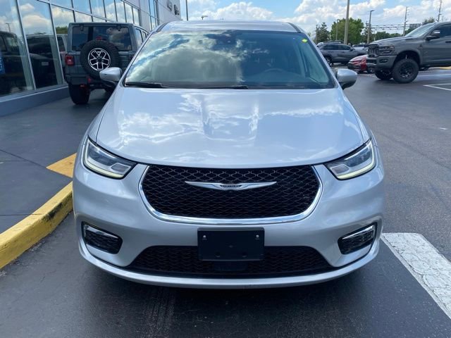 Used 2023 Chrysler Pacifica Touring-L image 3