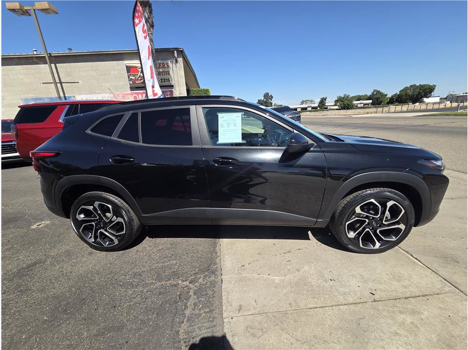 Used 2024 Chevrolet Trax RS w/ Sunroof Package FWD image 4