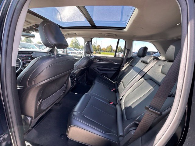 Used 2023 Jeep Grand Cherokee Limited w/ Luxury Tech Group II AWD/4WD image 16