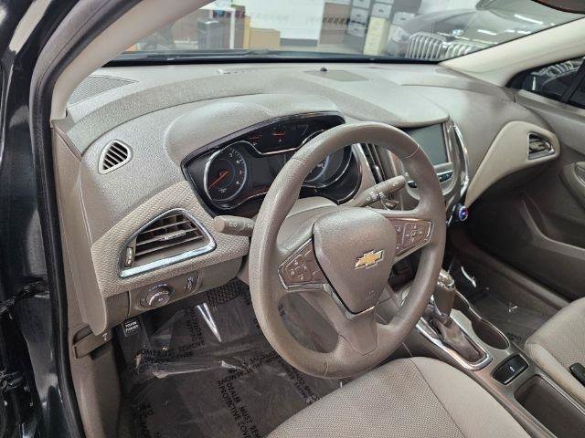 Used 2018 Chevrolet Cruze LT w/ Convenience Package FWD image 7