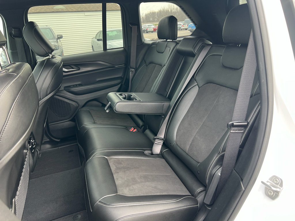 Used 2024 Jeep Grand Cherokee Altitude AWD/4WD image 16