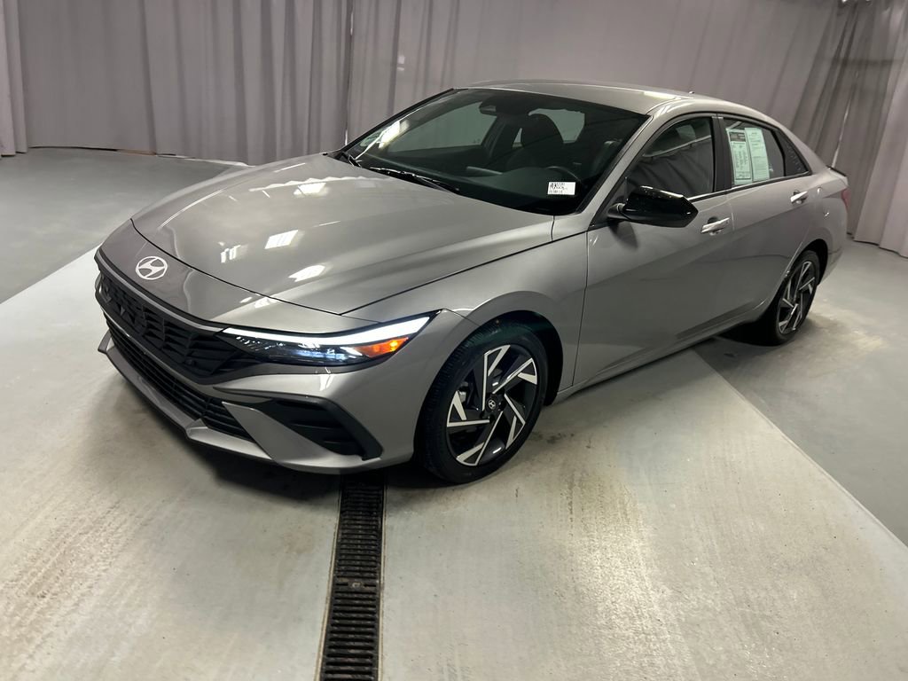 Used 2025 Hyundai Elantra Sport image 3