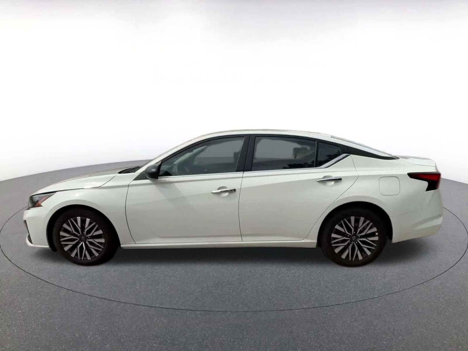 Used 2025 Nissan Altima 2.5 SV FWD image 9