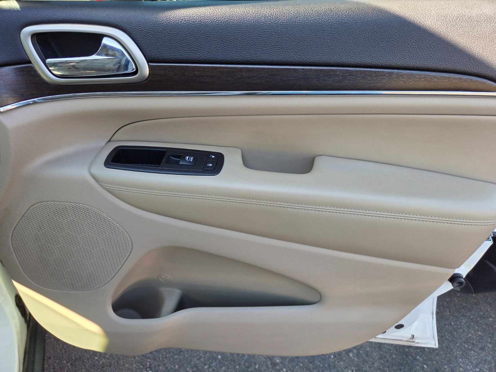 Used 2014 Jeep Grand Cherokee Limited w/ Luxury Group II image 14