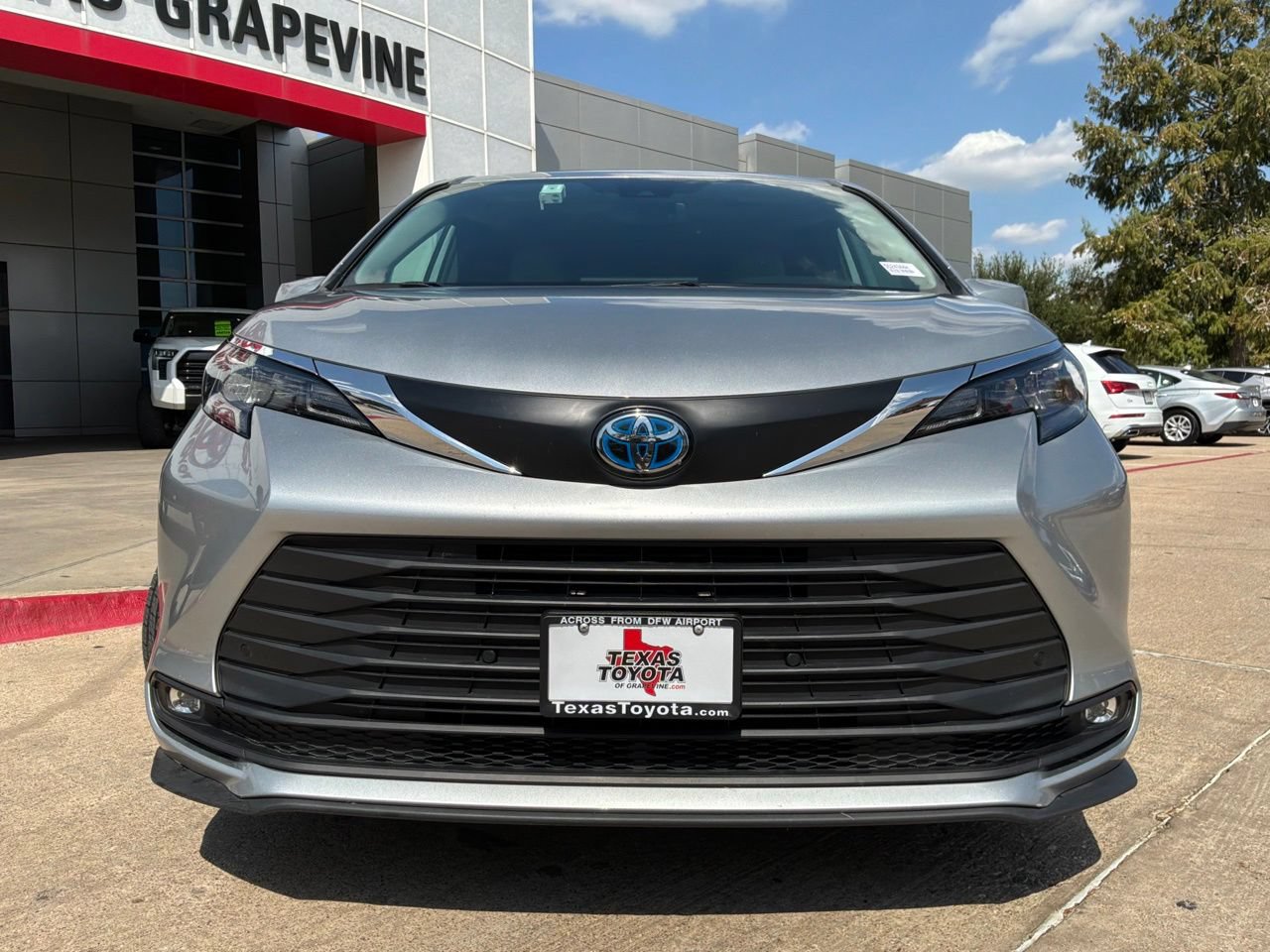 Used 2025 Toyota Sienna XLE FWD image 3