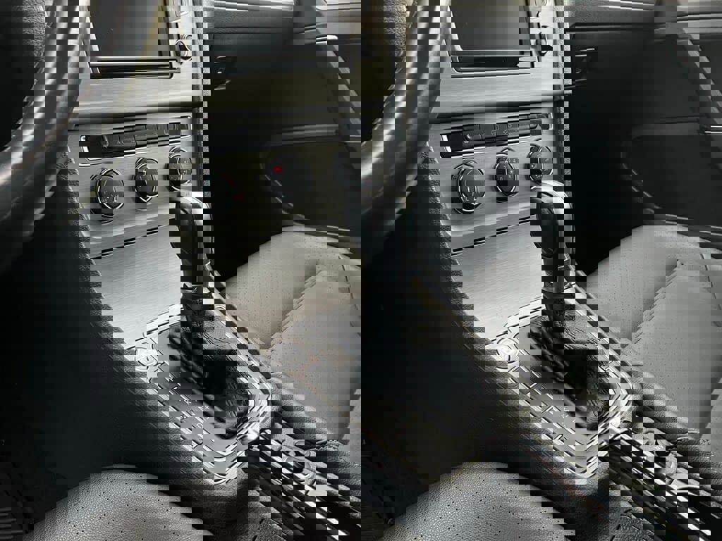 Used 2016 Volkswagen Golf SE w/ Lighting Package image 18