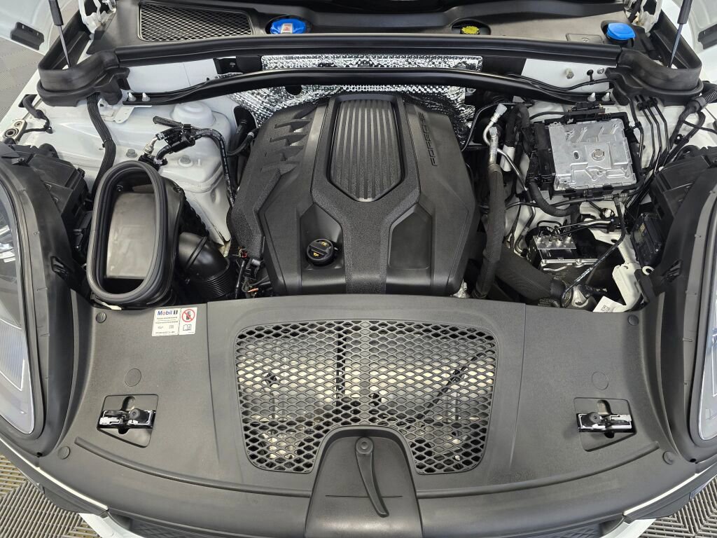 Certified 2024 Porsche Macan image 11