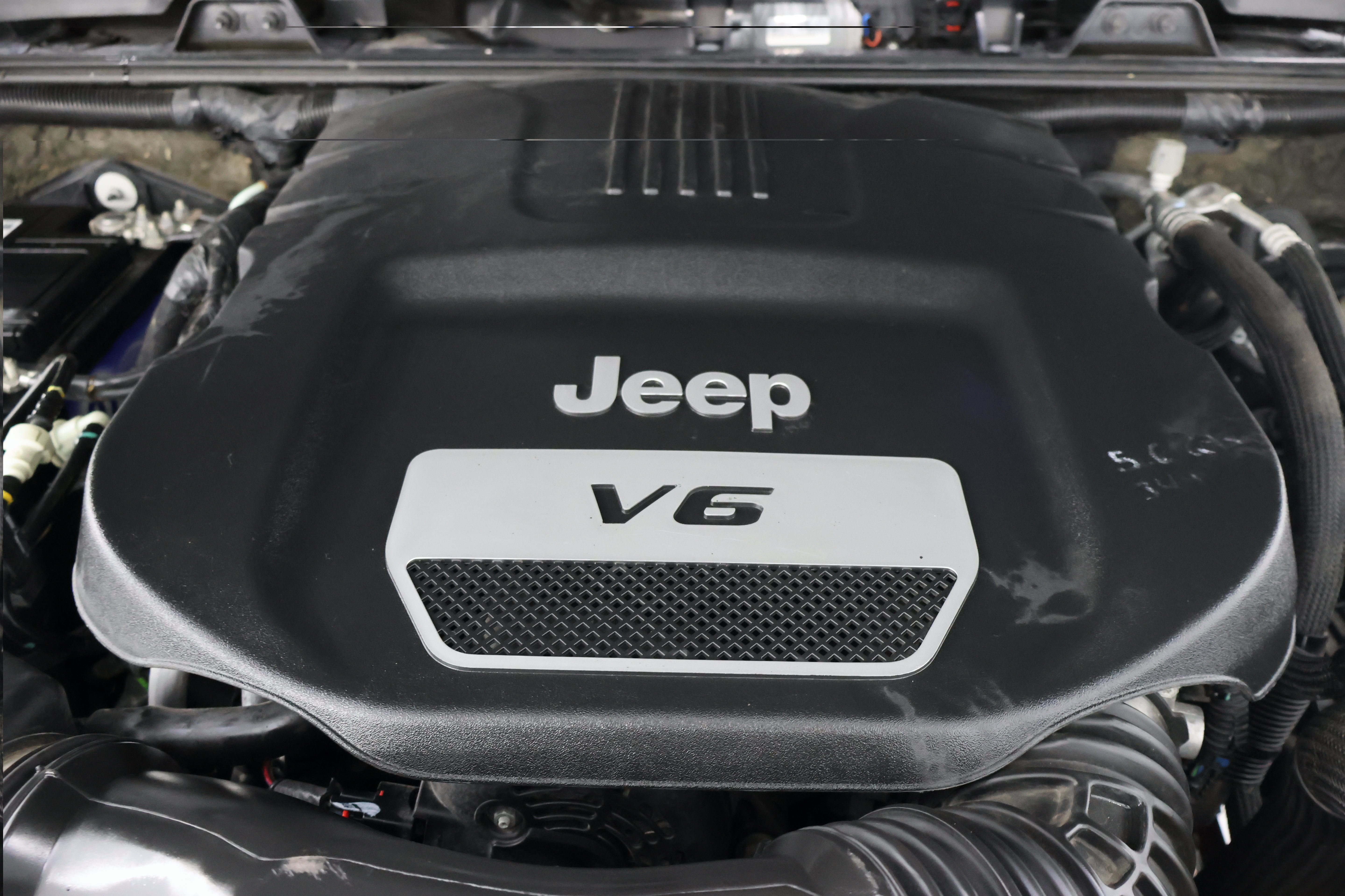 Used 2017 Jeep Wrangler Unlimited Sahara w/ Connectivity Group AWD/4WD image 15