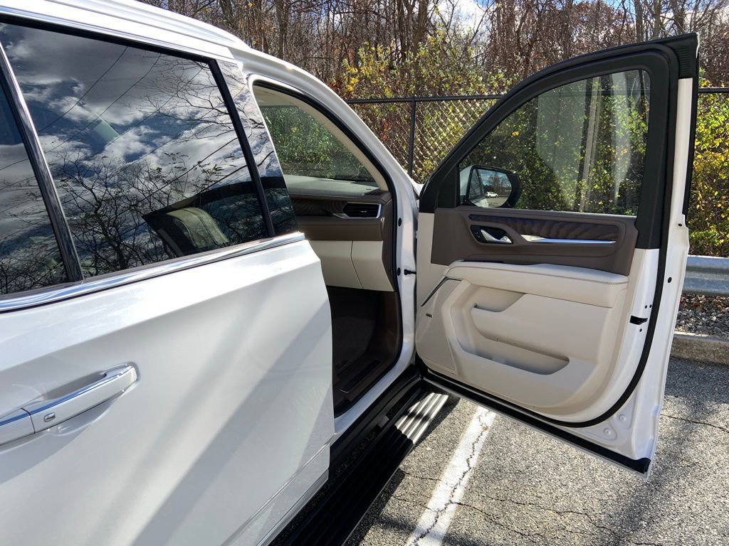 Used 2024 GMC Yukon Denali w/ Advanced Technology Package image 17