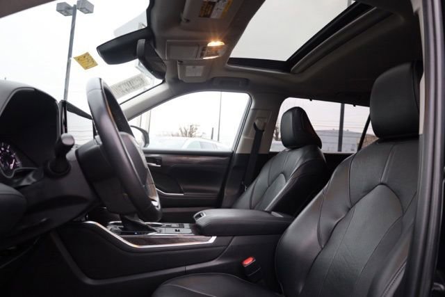 Used 2022 Toyota Highlander Limited video 3