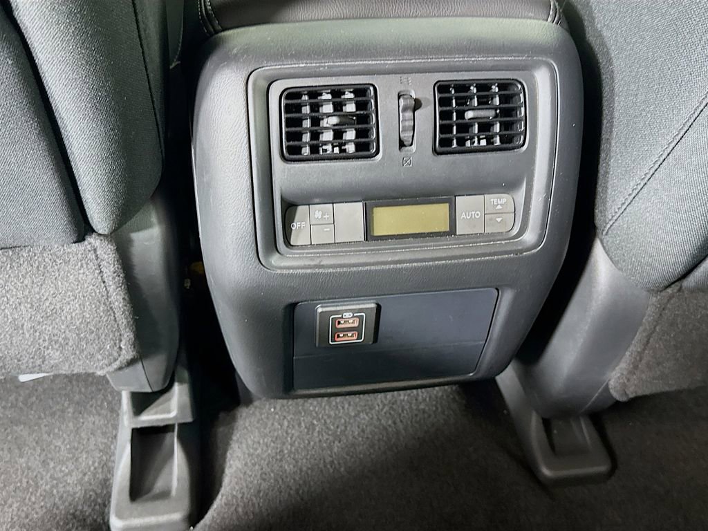 Used 2018 Nissan Pathfinder SV image 28