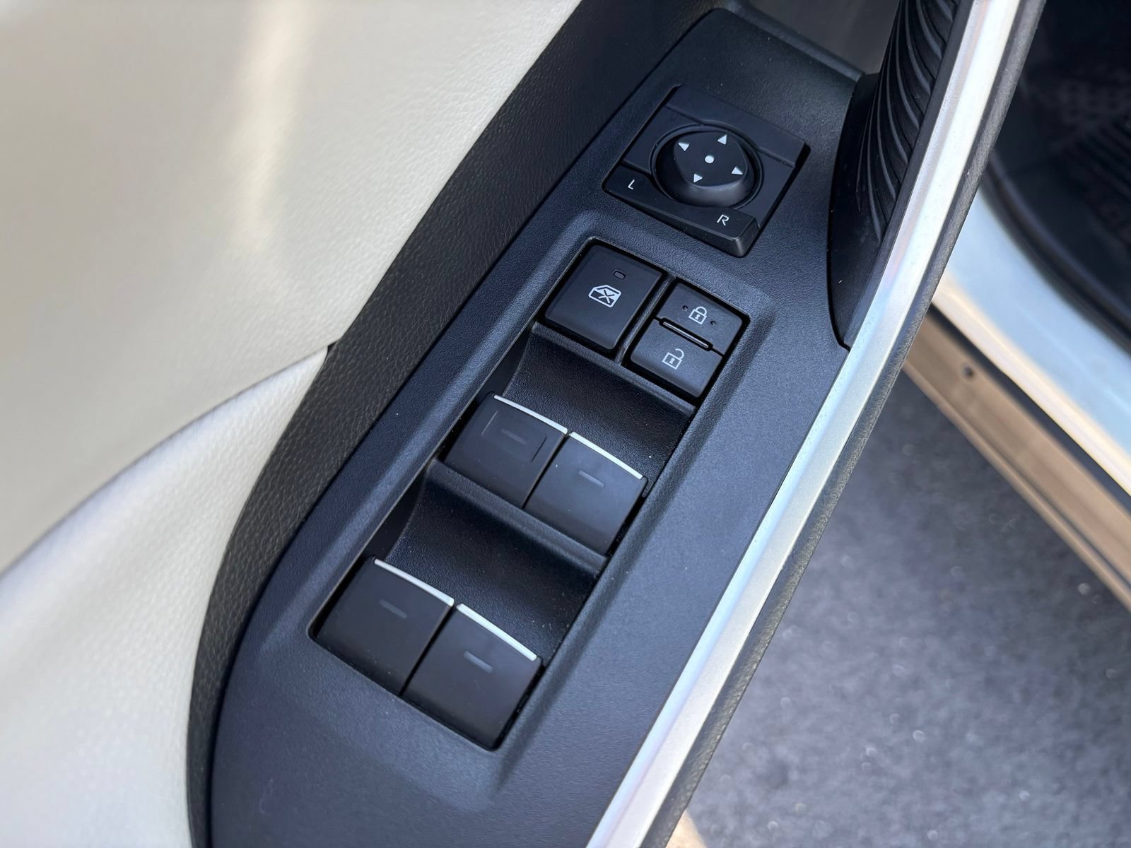 Used 2022 Toyota RAV4 XLE FWD image 25