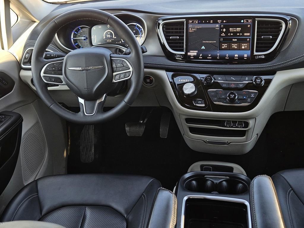 Used 2024 Chrysler Pacifica Select image 30