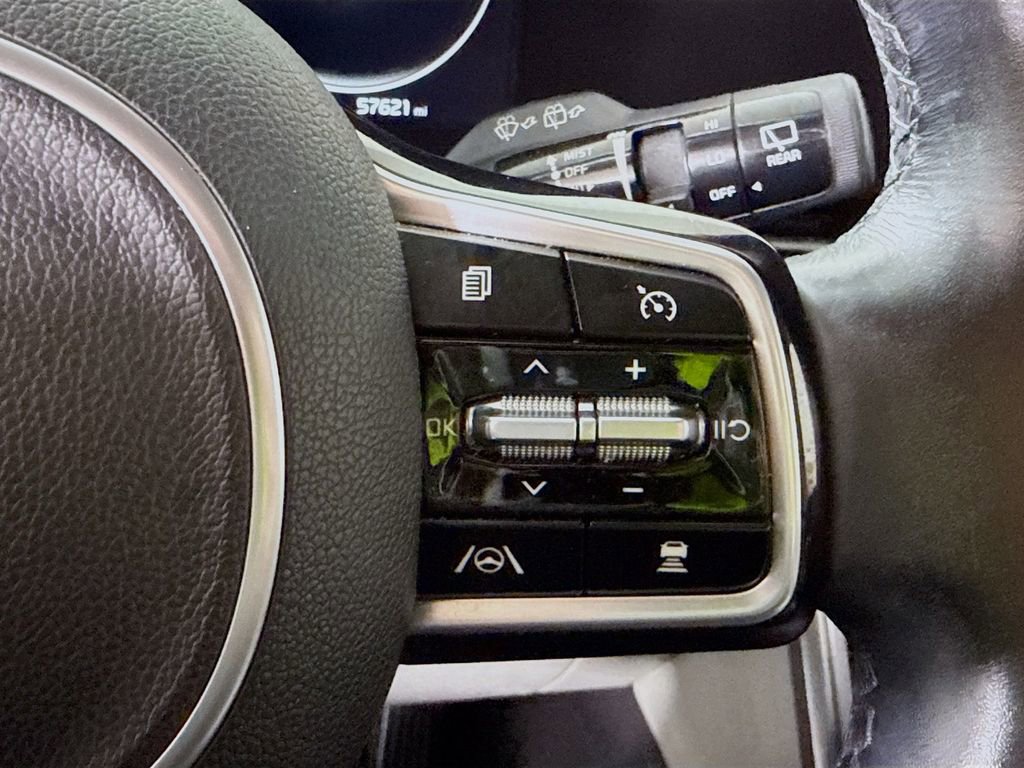 Used 2022 Kia Carnival EX image 22