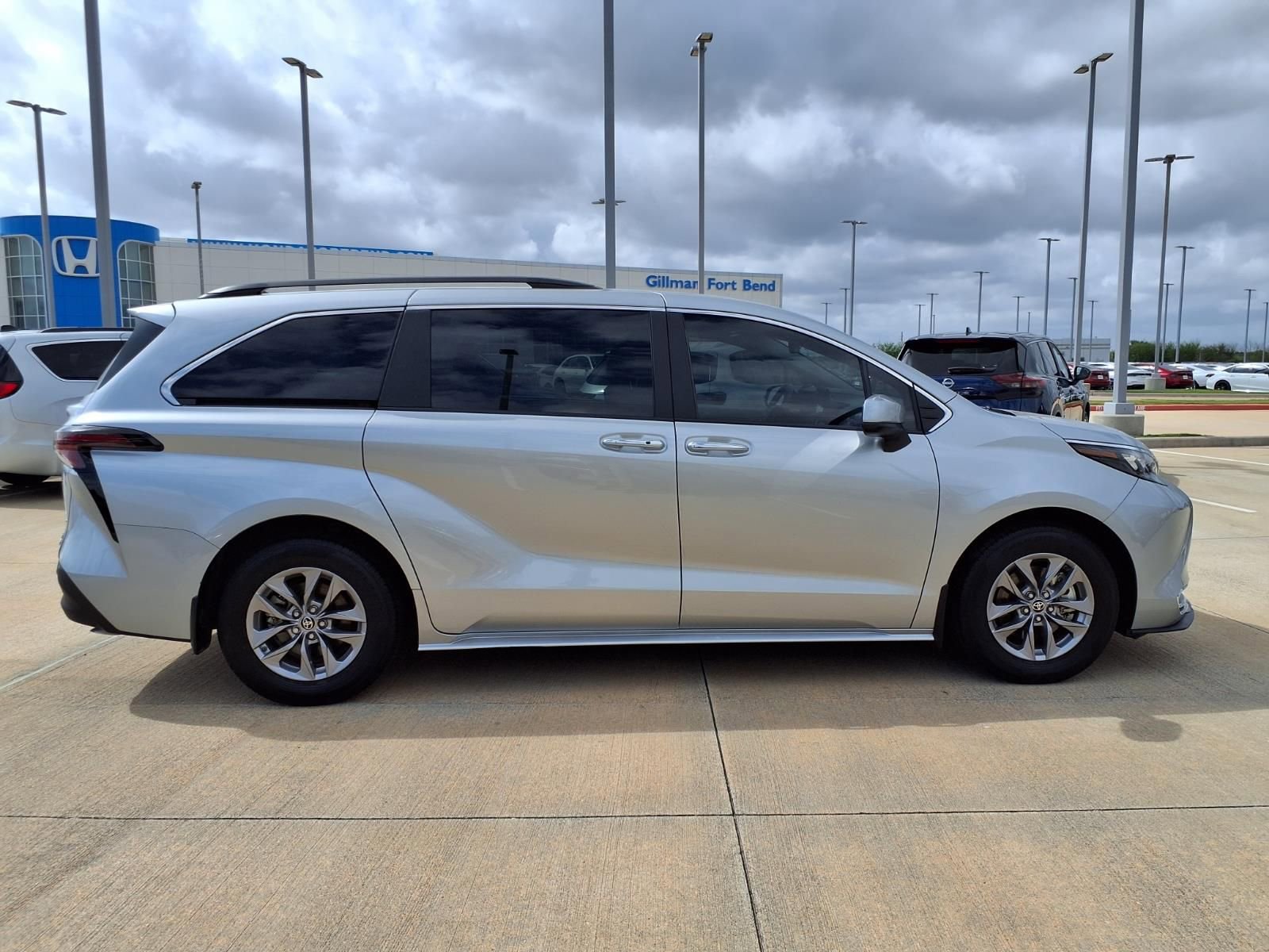 Used 2024 Toyota Sienna XLE FWD image 8