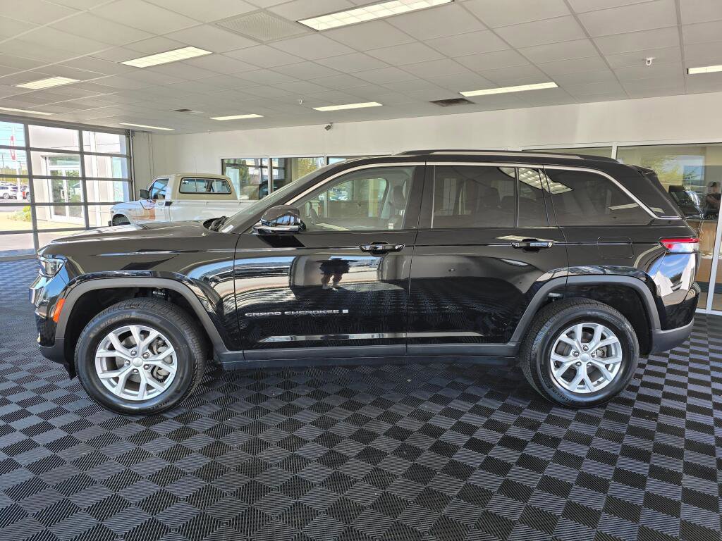 Used 2023 Jeep Grand Cherokee Limited w/ Trailer Tow Prep Group (B) image 6