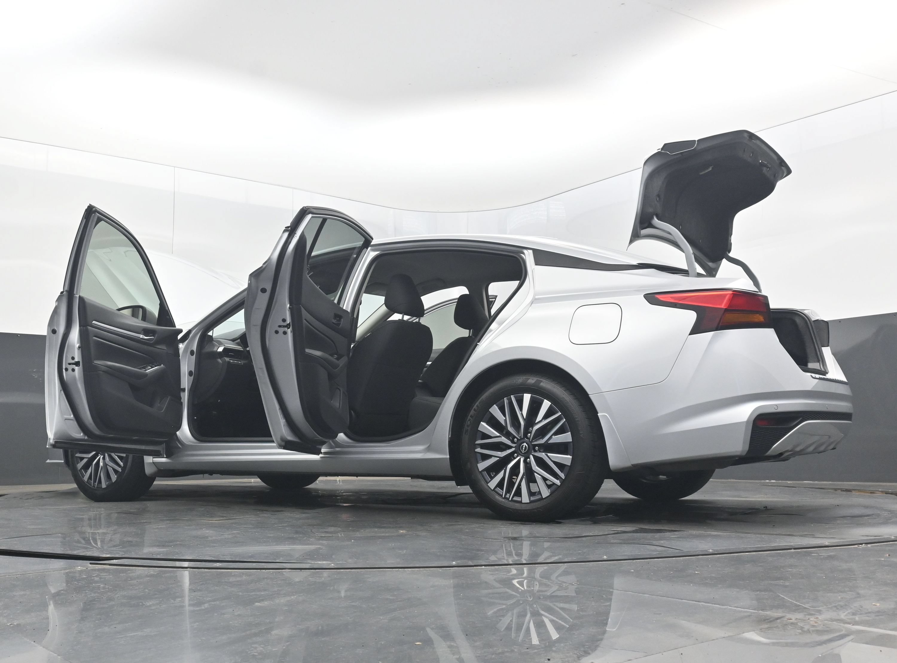 Used 2023 Nissan Altima 2.5 SV FWD image 43