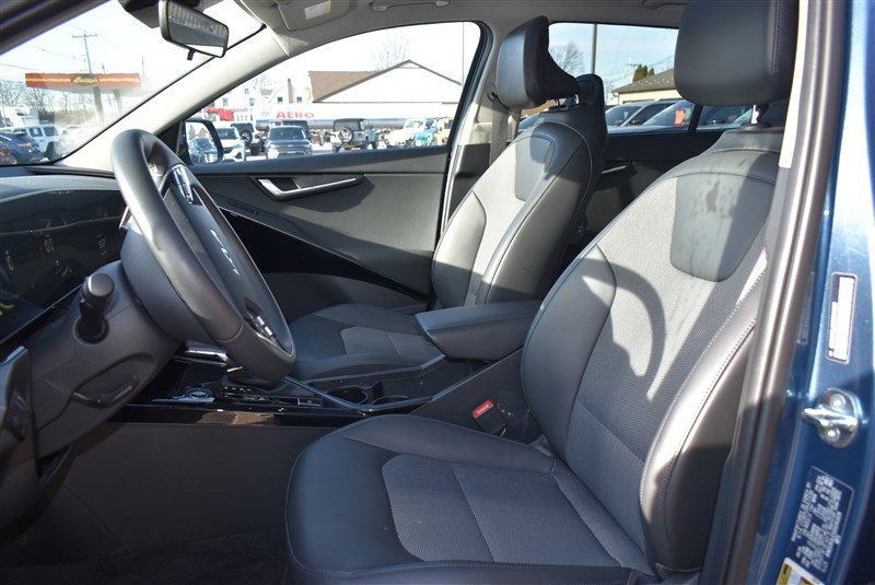 Used 2025 Kia Niro EX Touring image 10