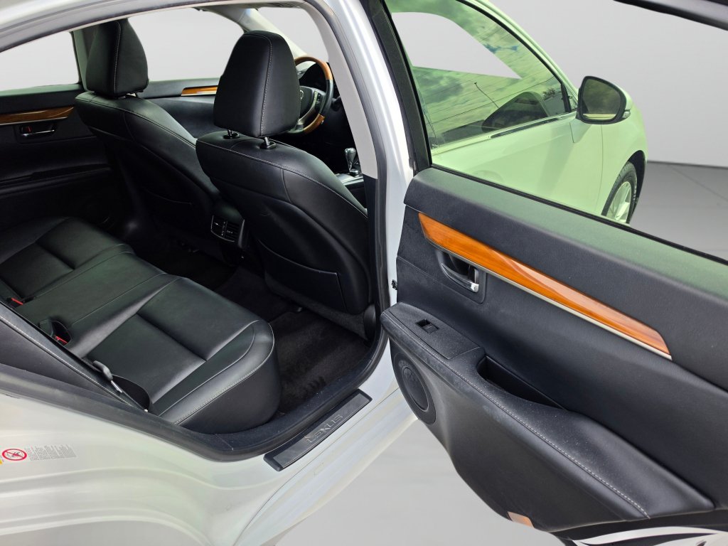 Used 2013 Lexus ES 300h w/ Premium Pkg FWD image 32
