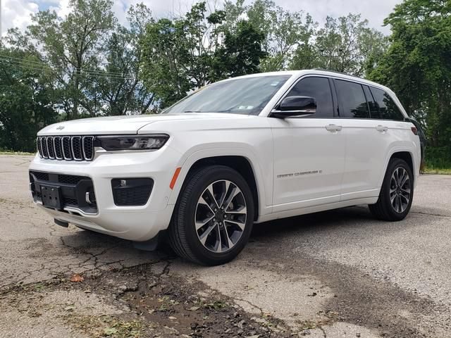 Used 2023 Jeep Grand Cherokee Overland w/ Luxury Tech Group IV AWD/4WD image 8