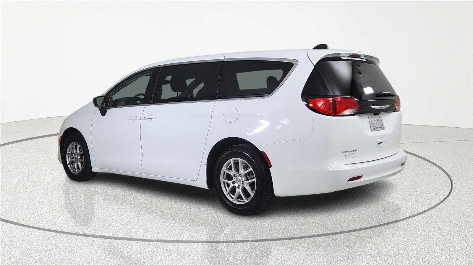 Used 2024 Chrysler Voyager LX FWD image 3