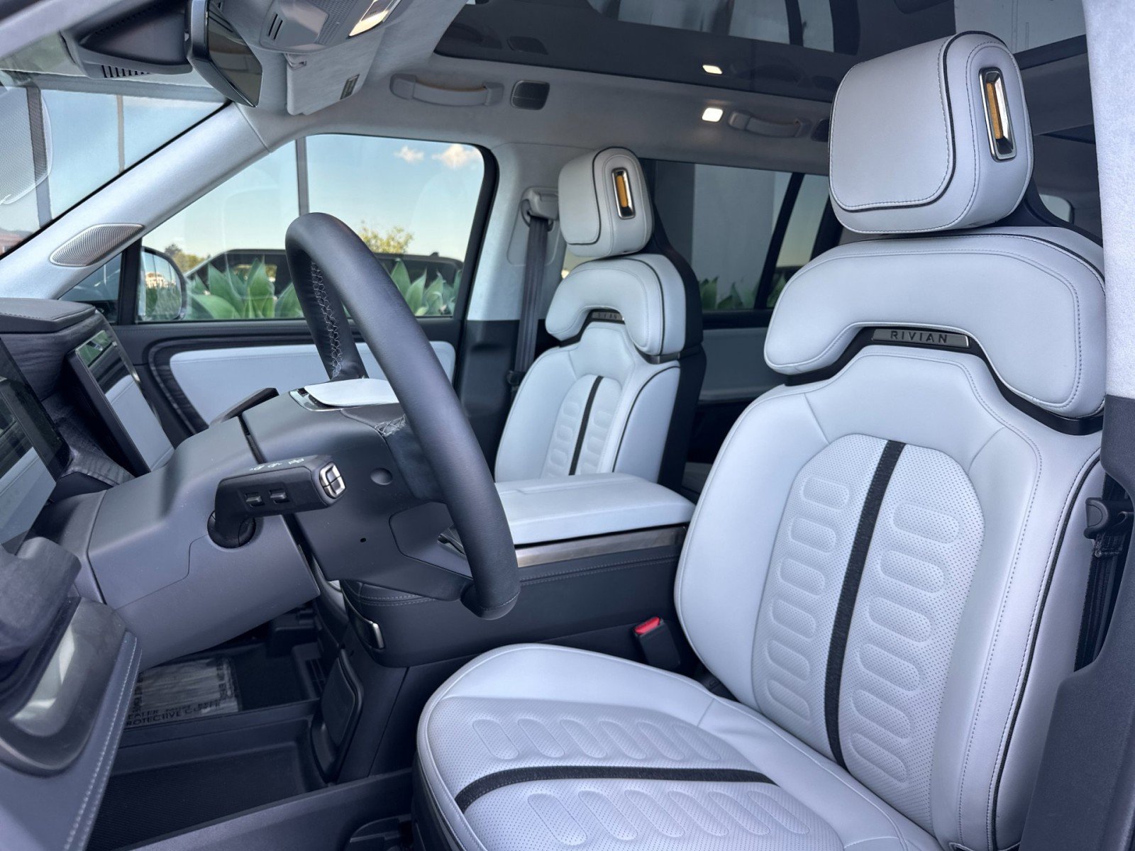 Used 2024 Rivian R1S Adventure image 5
