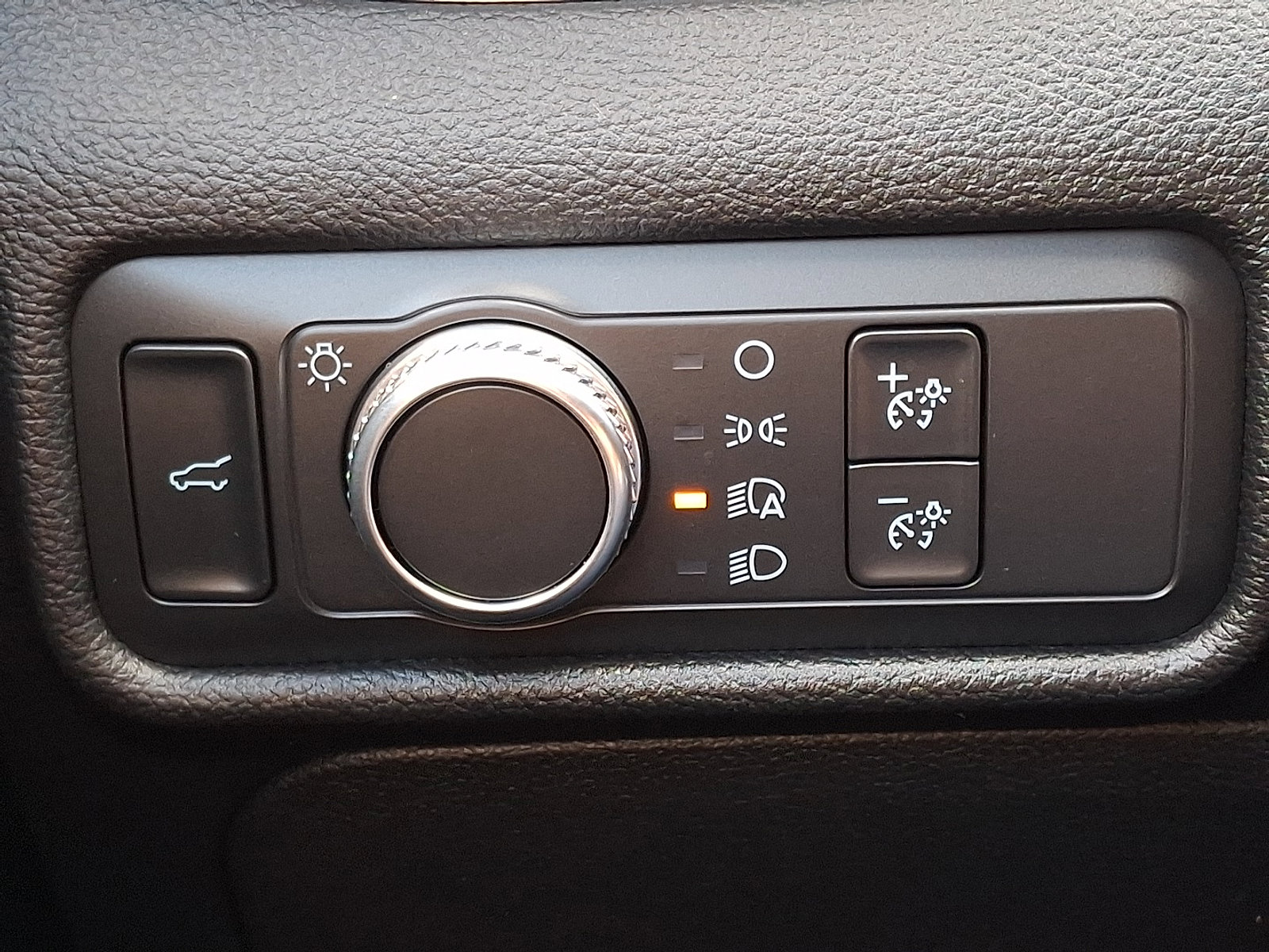 Used 2020 Ford Explorer XLT image 25