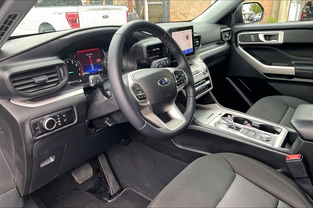 Used 2023 Ford Explorer XLT AWD/4WD image 13