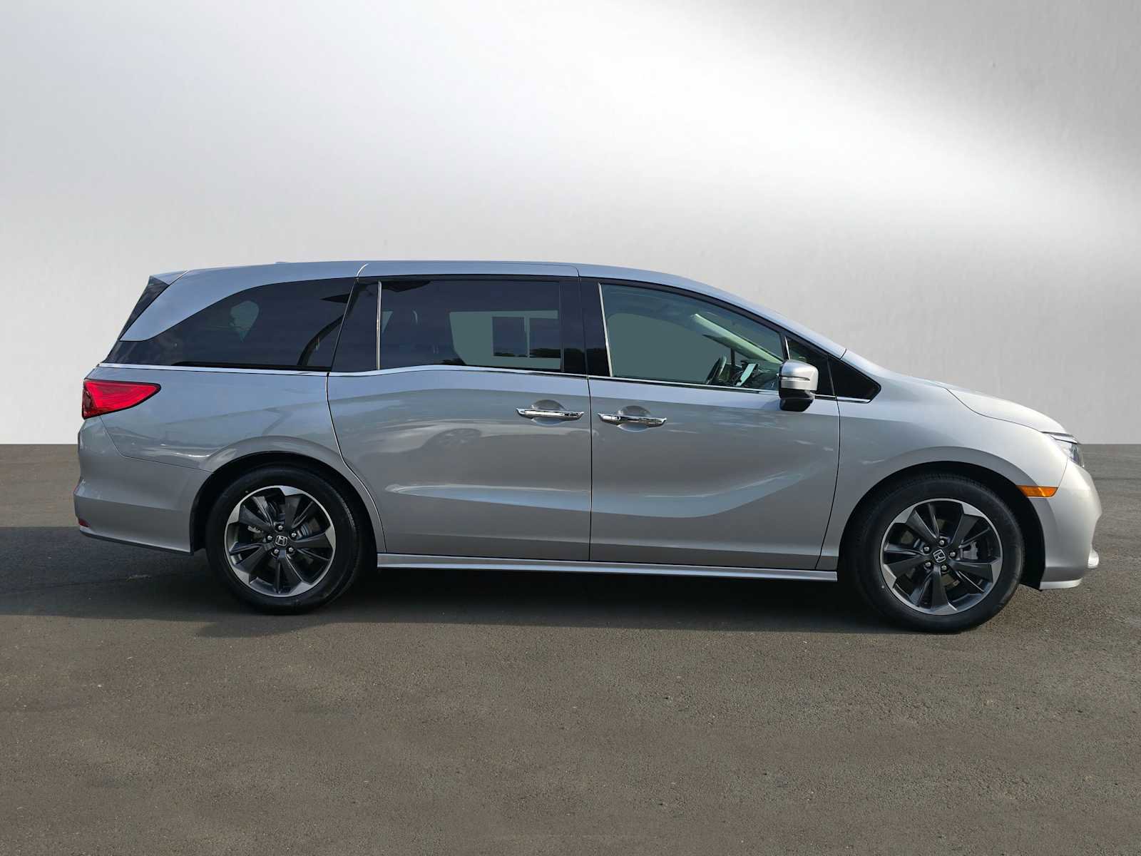 Used 2023 Honda Odyssey Elite image 2
